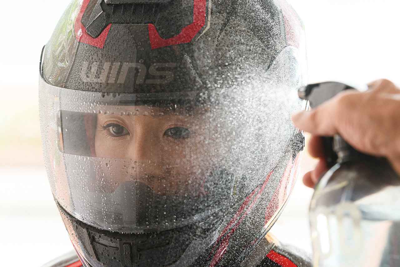 画像: 霧吹きで水を吹き付けてテスト。塗布タイプの撥水剤は水滴が一定の大きさになるとコロコロと落ちるが、リペルテックは、微細な水滴でも滑り落ちる。