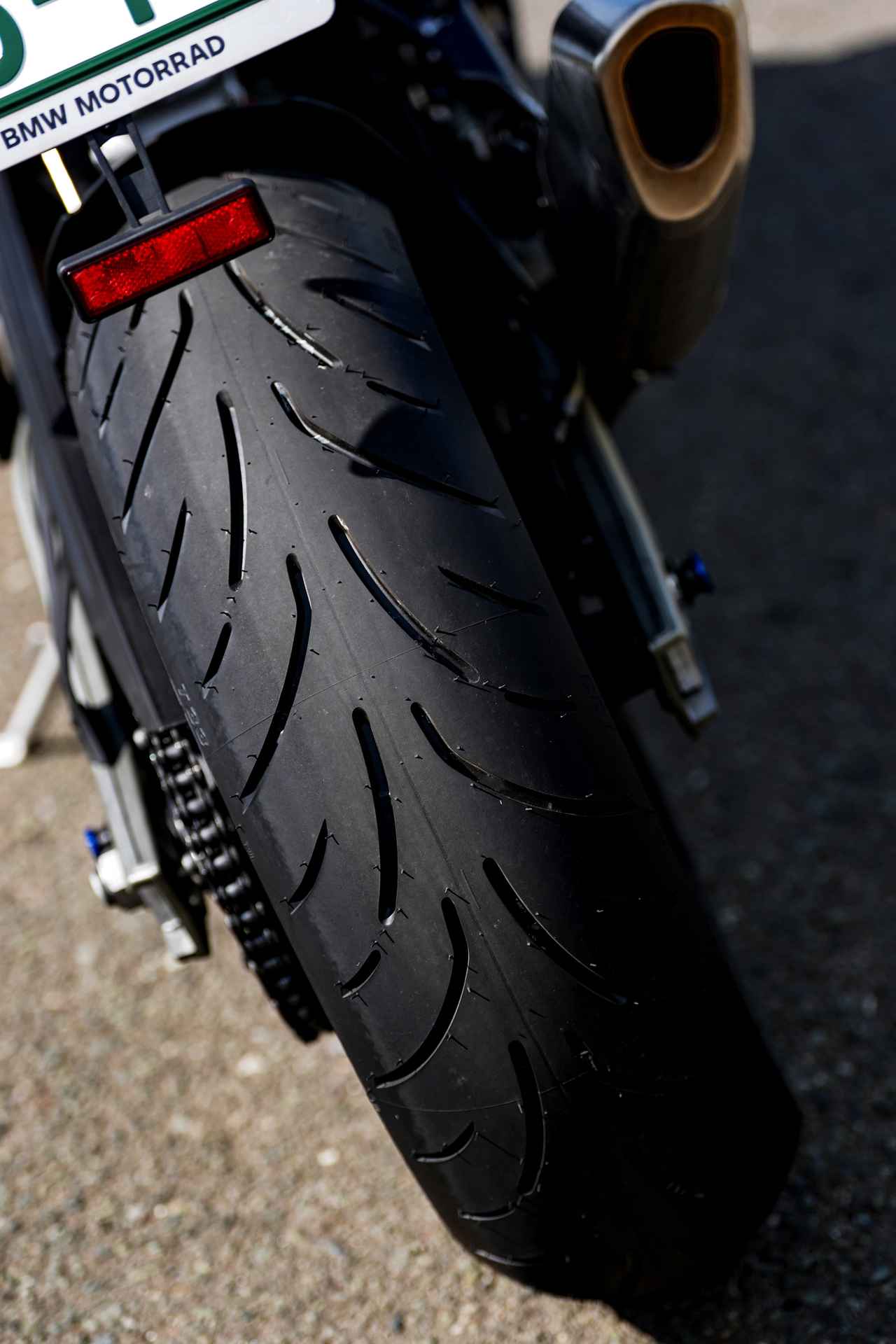 画像: リアタイヤのセンター部分には、新設計の「耐摩耗向上ポリマー」を採用。耐摩耗性の向上を実現している。