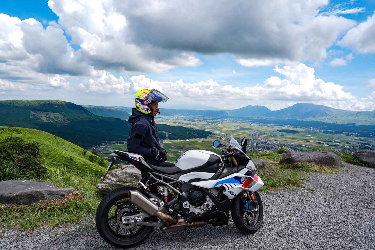 画像: ミルクロードの「絶景駐車場」と呼ばれるエリアでひとやすみ。