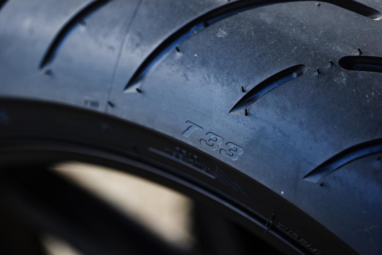 画像: 構造とパタンの最適化によって、「T32」比較で47％の摩耗ライフ向上を実現した「T33」。