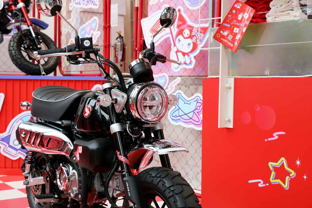画像3: ▲店舗の外から見てもコラボブースは華やかさ抜群！ 入口手前に跨り可能なモンキー125、左にタンクカバーを装着車が展示されている。
