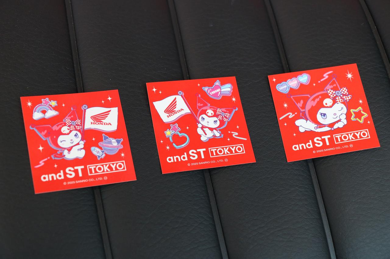 画像: ▲記念のオリジナルステッカーは、店舗を訪れた日によって貰えるデザインが異なる。一番左は10月1日から14日まで、真ん中は15日～28日まで、右は29日以降にゲットできるステッカーだ。