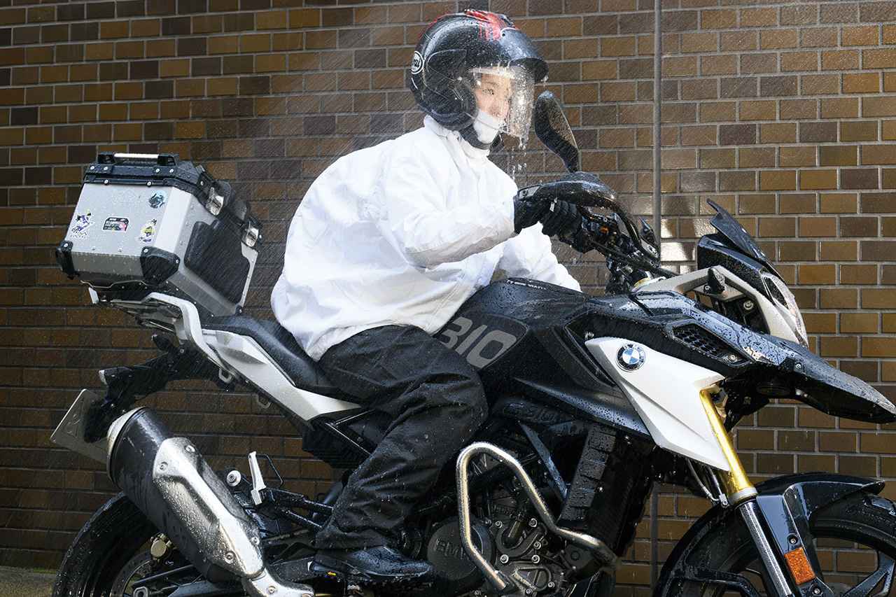 画像: 身長154cmの平嶋さんは被視認性の高いホワイトのMサイズをチョイス。背中側のファスナーを開けば大きめのデイパックを背負っても窮屈さはない。