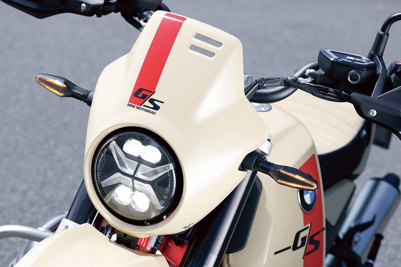 画像: R80G/Sを思わせるマスク。灯火器類はすべてLEDで、オプションで「ラリーメーターパネルカバー」(7万2754円)も用意される。