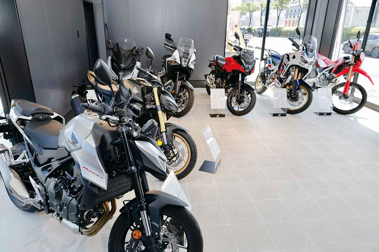 画像: 店舗の外にも展示フロアが用意されており、車両はこちらのエリアだけでなく、店内にも多くの車両が用意されています。