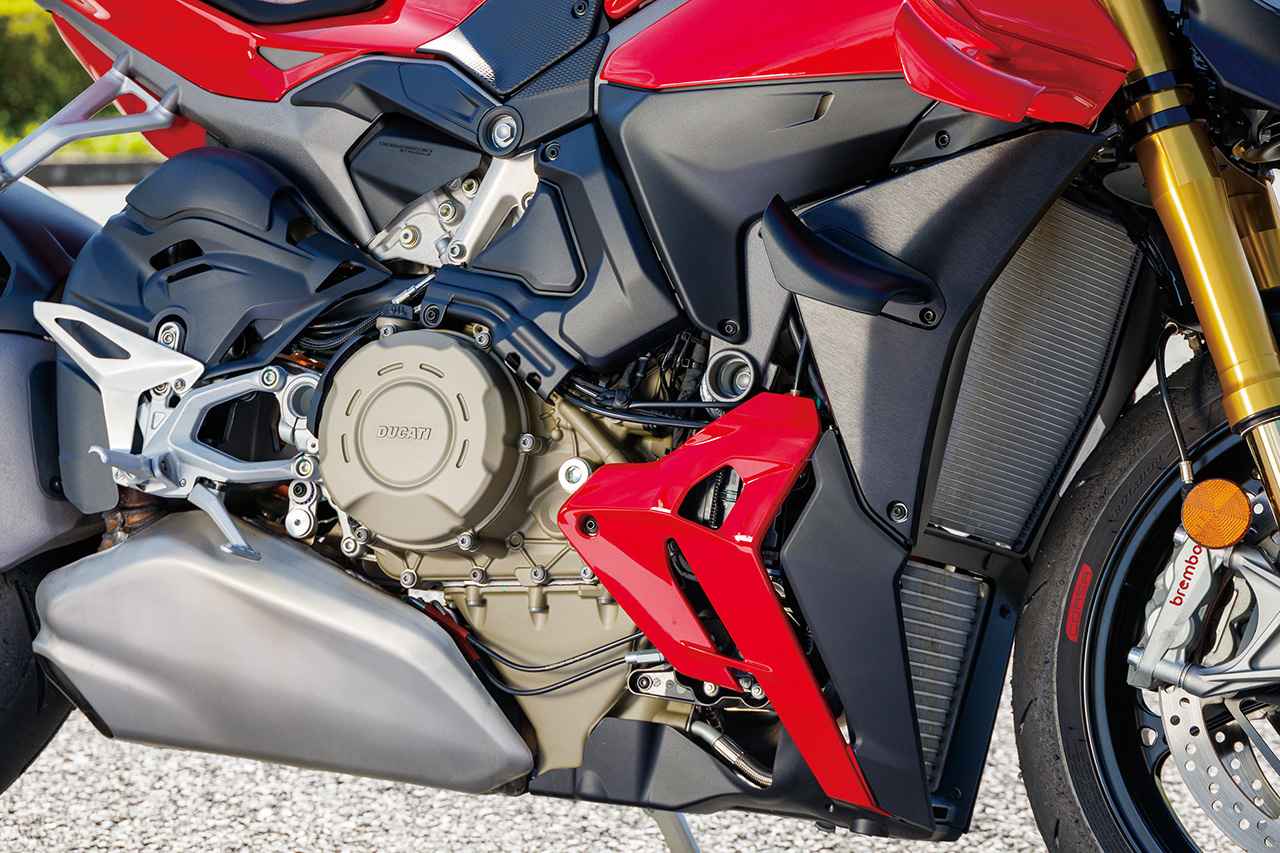 画像: パニガーレ譲りの1103cc、90度V4エンジン。デスモドローミック、逆回転クランク、爆発間隔などの技術は、モトGPマシン直系だ。ファイナルはパニガーレよりショート化されている。