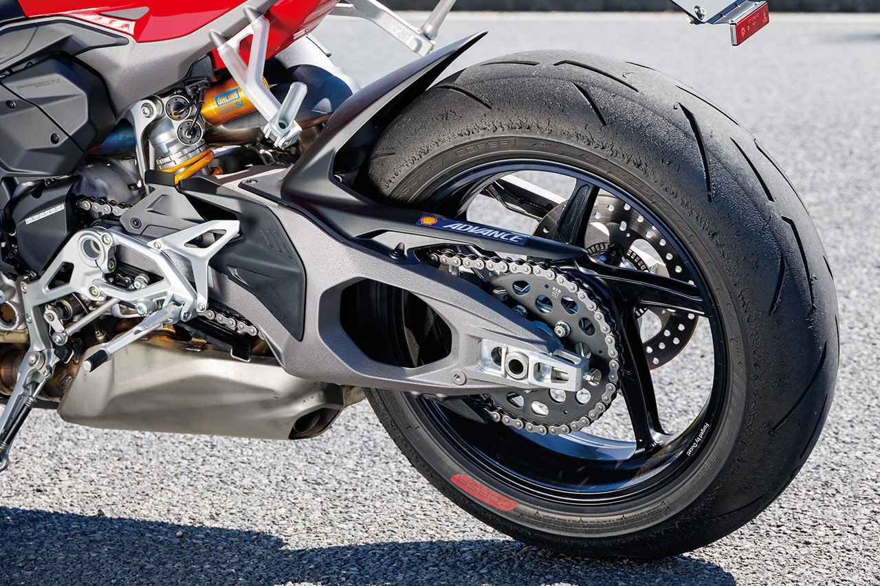 画像: スイングアームは、前モデルの片持ちから両持ちに変更された。モトGP譲りの剛性バランスを採用することで、タイヤのフィーリングがかなり掴みやすくなっている。