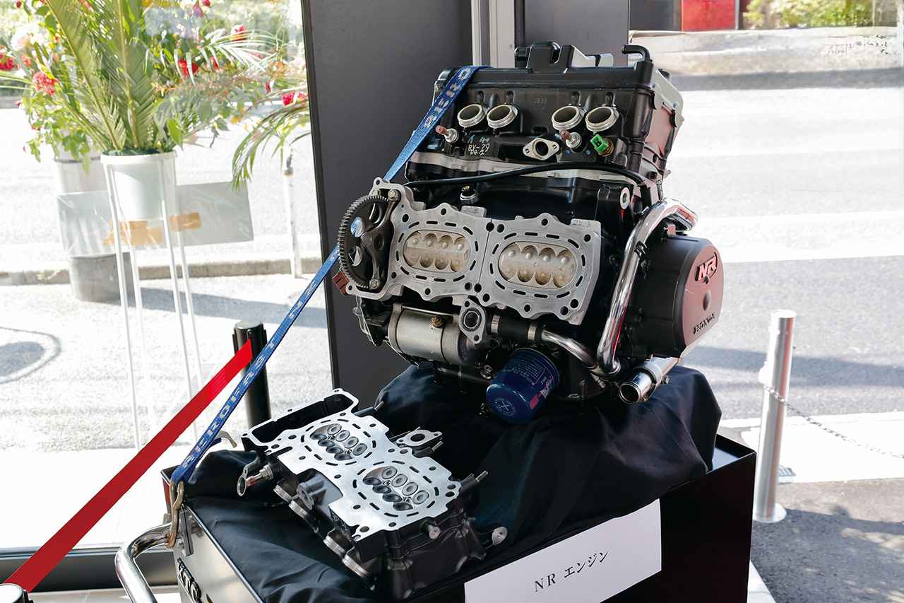 画像2: 信じられないくらい綺麗なホンダNRが展示されていて、車体だけでなくエンジン単体、カタログやサービスマニュアルまで揃った奇跡的な特別展示です。エンジン始動イベントも盛況でした。