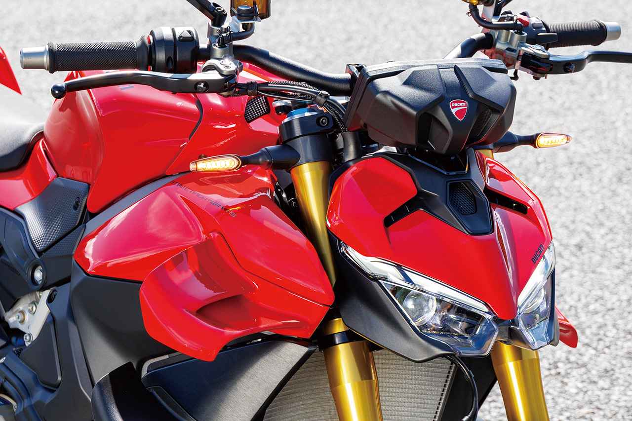 画像: ひと目でストリートファイターとわかるアグレッシブなフロントマスク。フルLEDならではのデザイン処理は、ドゥカティならではの上手さ。