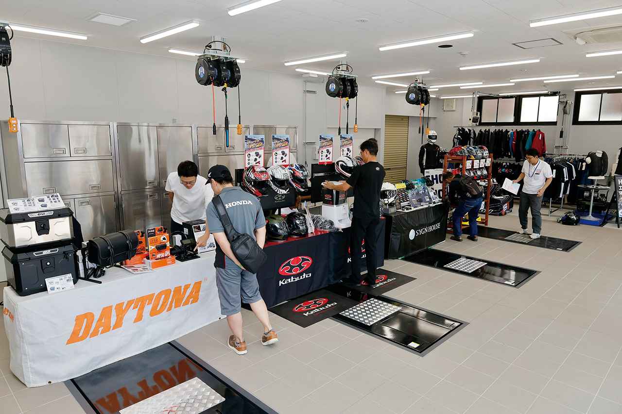 画像: 会場にはデイトナ、OGK Kabuto、サインハウス、ヒョウドウプロダクツ、ダンロップ、グリップ商事などのメーカーが出展しました。