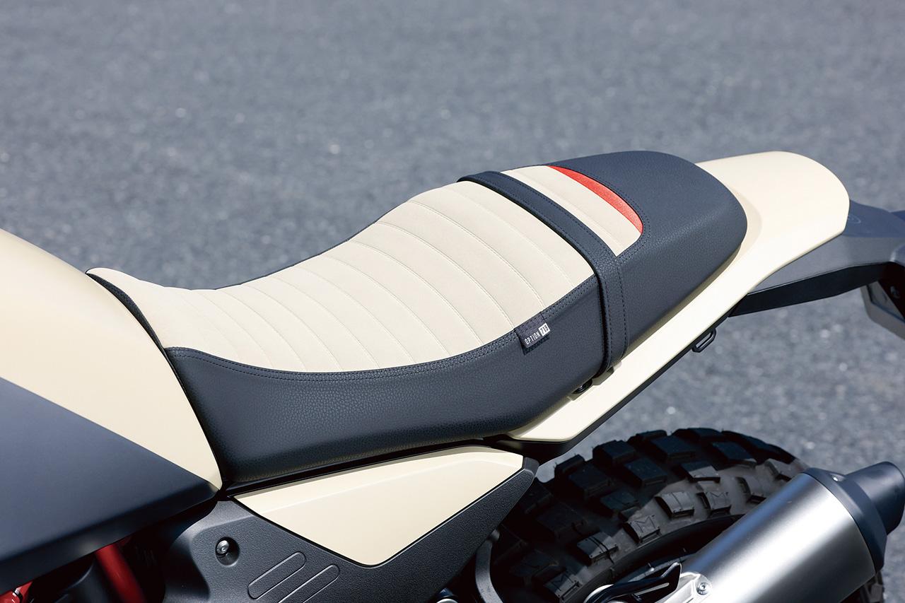 画像: 試乗車のシートはオプション719の車体色に合わせた専用カラー。オプションで標準より20mm高いラリーハイシート(9万2576円)も選択可能。