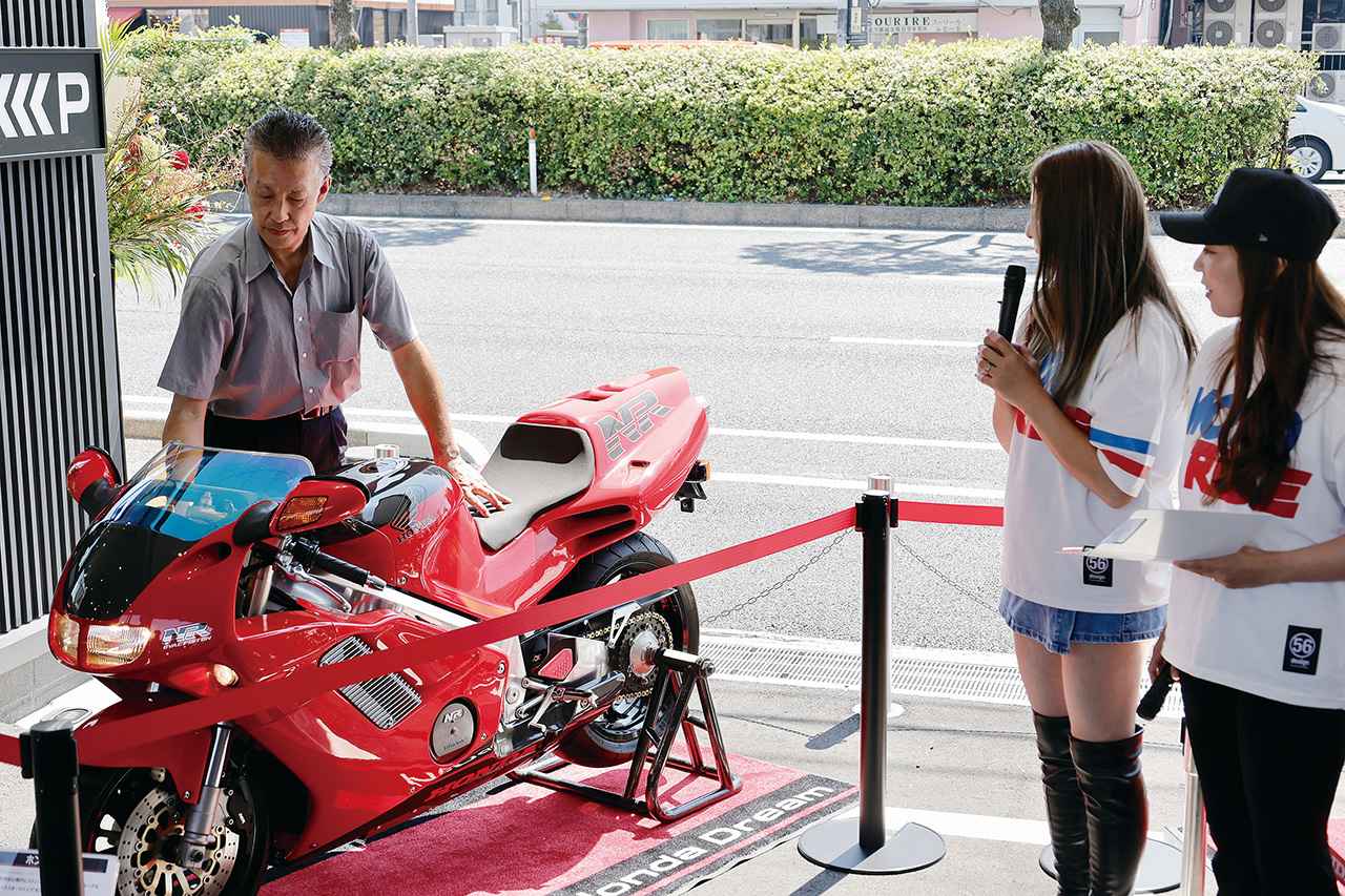 画像1: 信じられないくらい綺麗なホンダNRが展示されていて、車体だけでなくエンジン単体、カタログやサービスマニュアルまで揃った奇跡的な特別展示です。エンジン始動イベントも盛況でした。