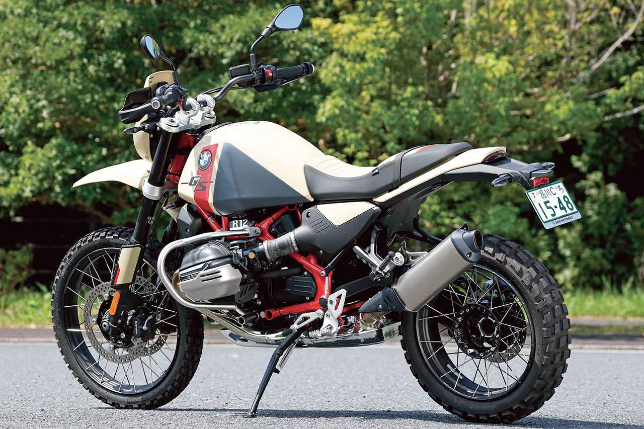 画像: 空冷ユニット搭載車の「伝統」でマフラーは左出し。パニアケース用のステーなどは標準装備されないため、リアビューはすっきりとしたもの。