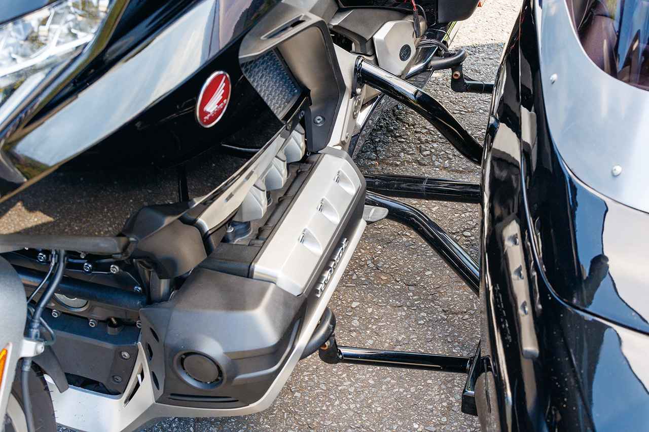 画像: バイクとサイドカーの接合部は専用製作された強固なもの。