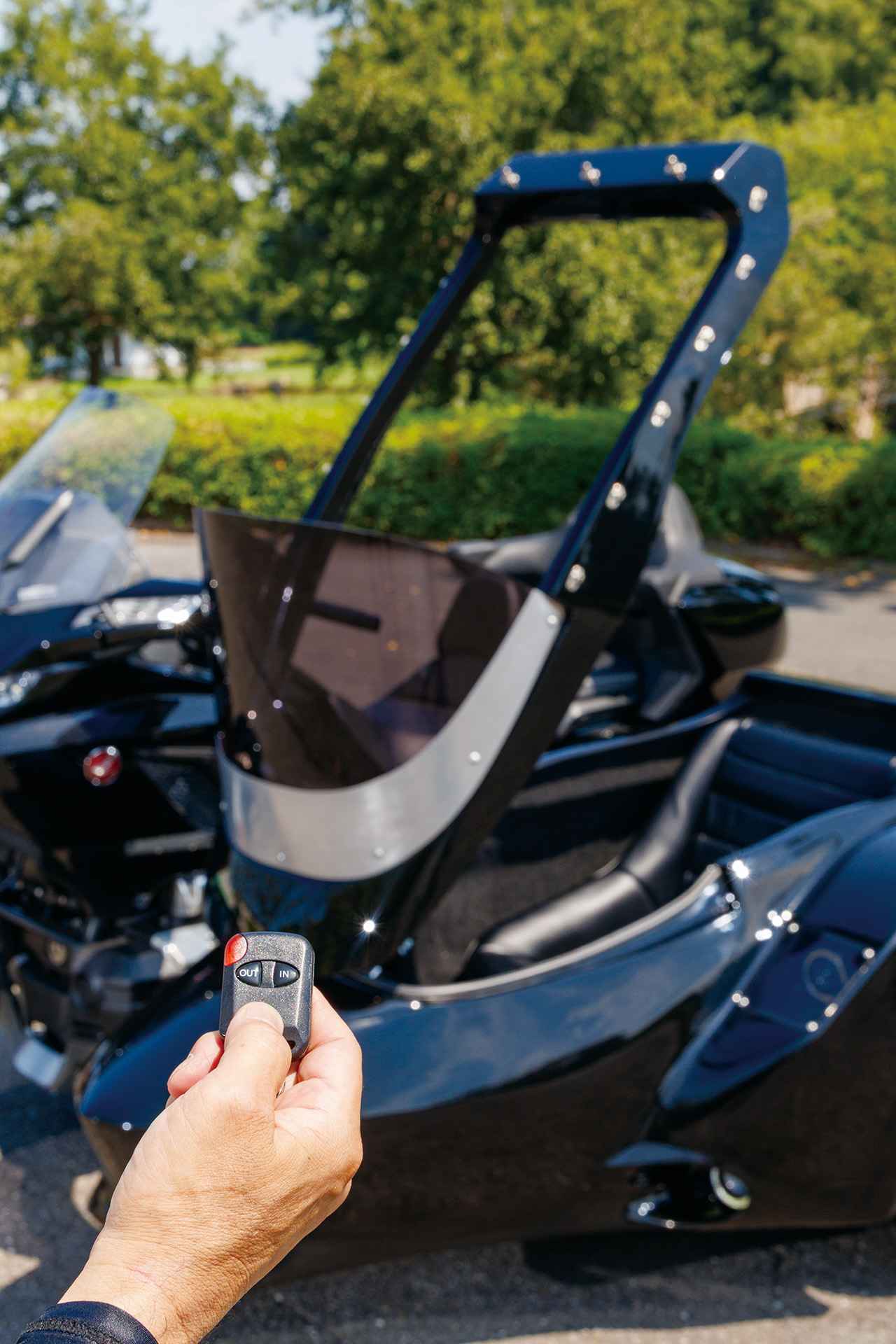 画像: リモコンのボタン操作で開閉することができる。スクリーンはスモークタイプを採用している。