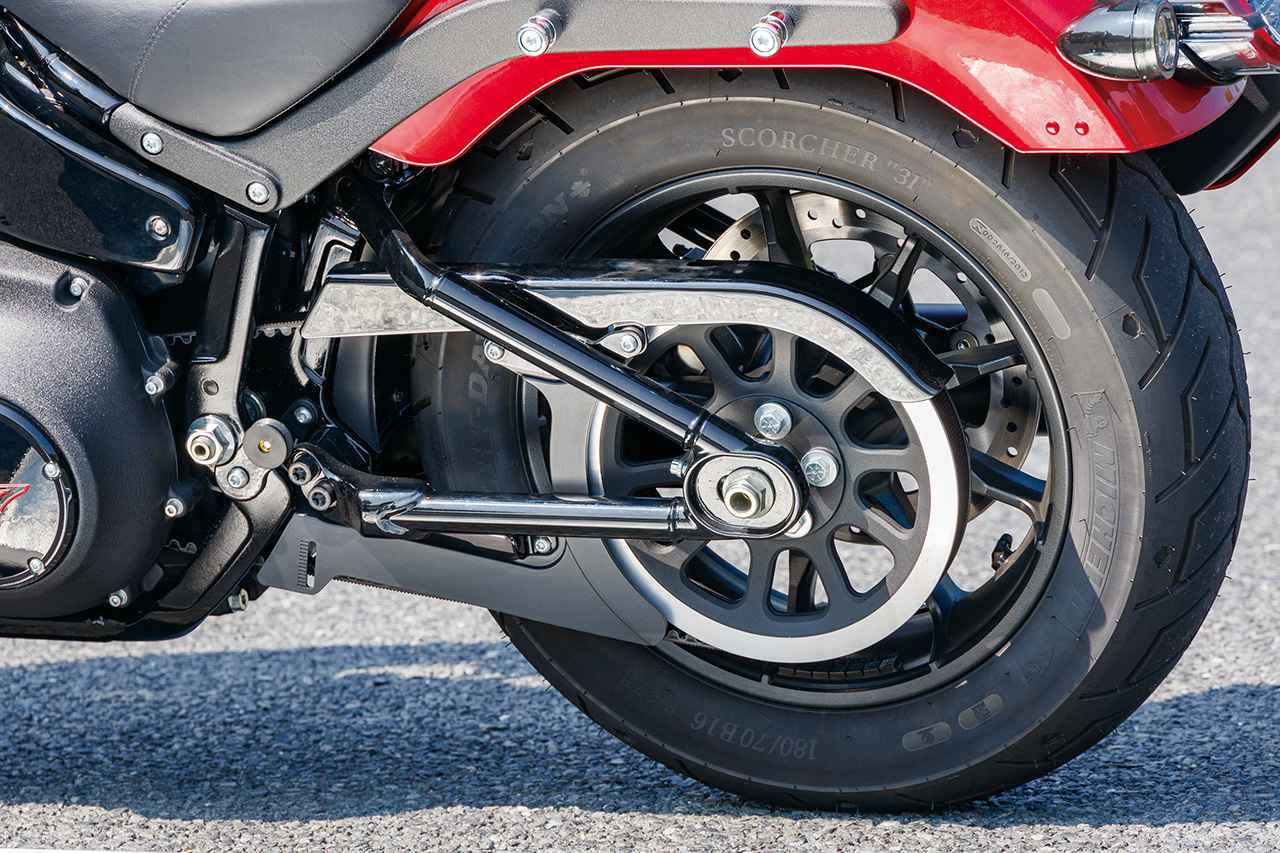 画像: 駆動方式は静粛性に優れるベルトドライブ。リアサスはフリーピストン式のモノショックを採用、ストロークは56mmを確保する。