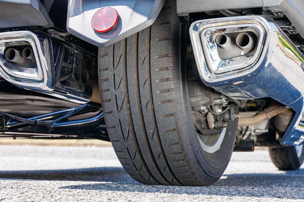 画像: カーブで車体をバンクさせないサイドカーは、乗用車用のタイヤを装着することでエンジンのパワーをロスなく確実に路面に伝えることができ、安定性も高めることができる。