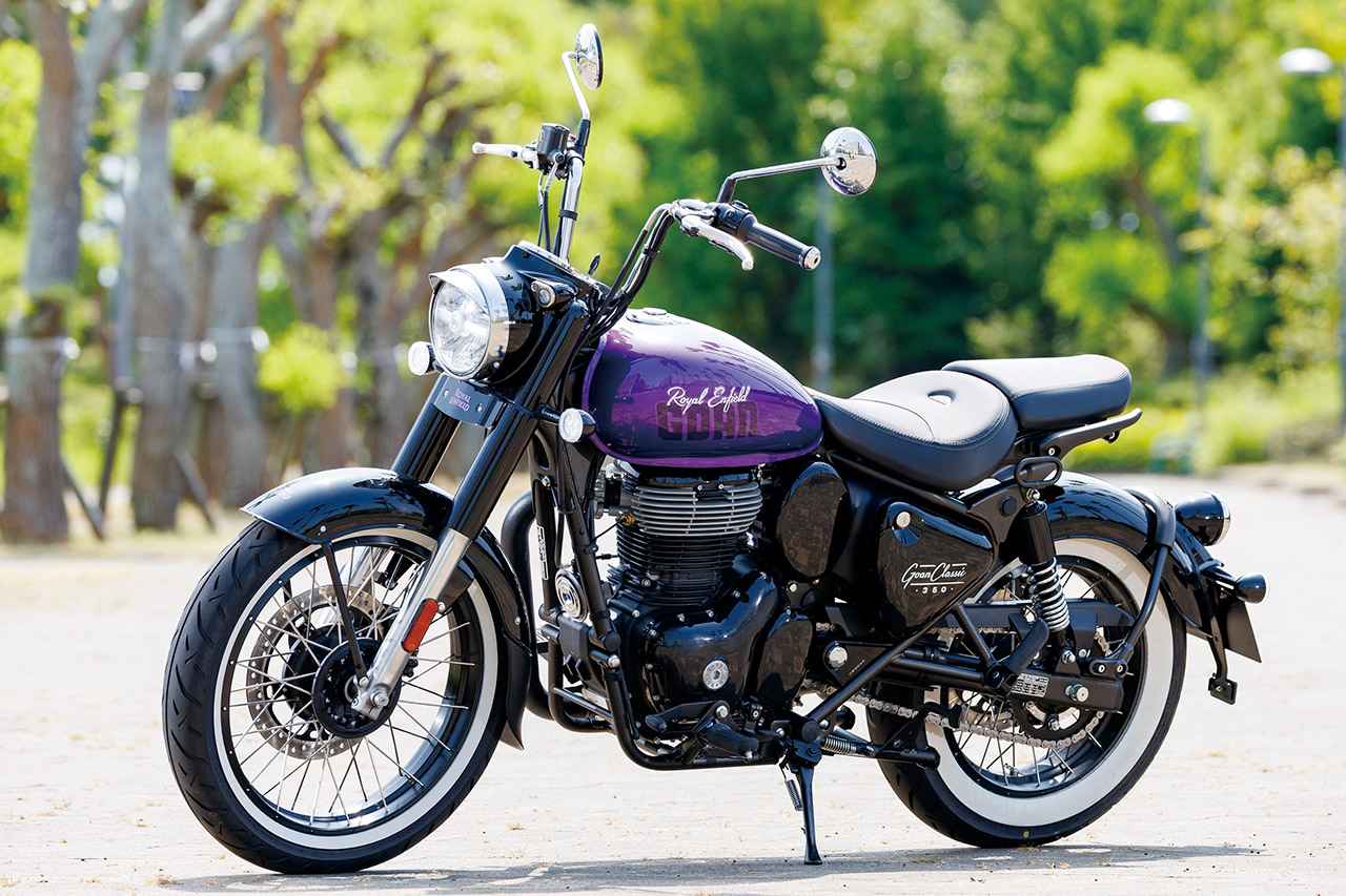 画像: エンジン&フレームは、クラシック350やメテオ350などと同じJプラットフォームがベース。派手な車体にホワイトリボンタイヤが映える。