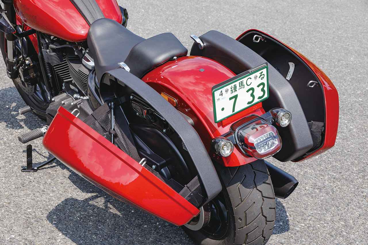画像: サドルバッグはスリムだが左右で約54Lの容量を確保しており、ツーリングには十分な積載量を誇る。着脱も工具不要で簡単だ。