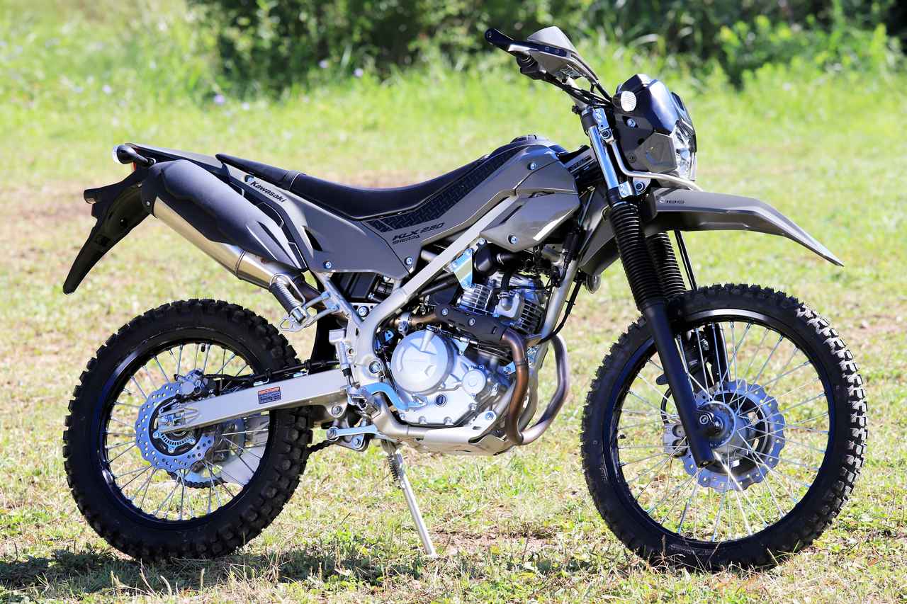 画像: Kawasaki KLX230 SHERPA 2025年モデル 総排気量：232cc エンジン形式：空冷4ストロークSOHC2バルブ単気筒 シート高：845mm 車両重量：134kg 発売日：2024年12月25日（水） 税込価格：63万8000円