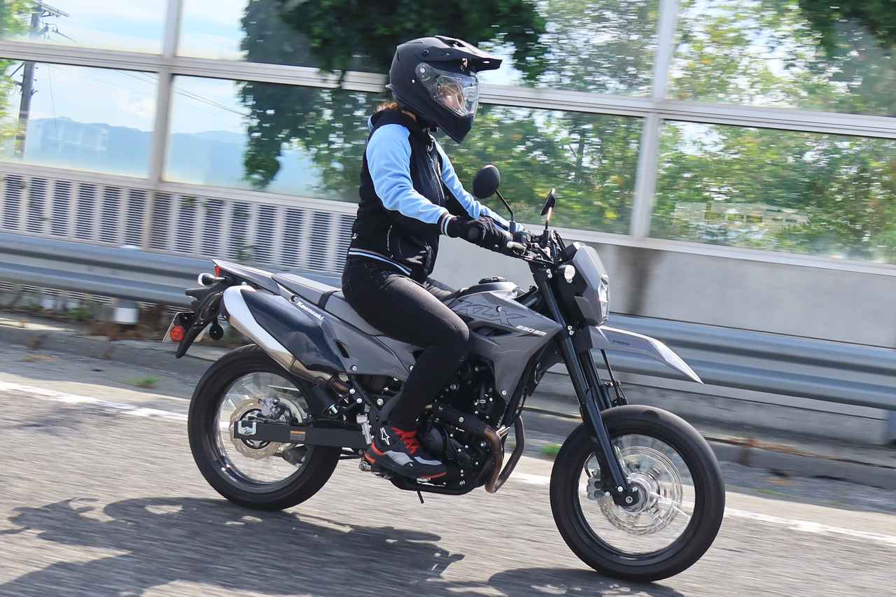 画像: ▲高速道路を2時間ほど休憩なしで走行しましたが、ツバが走行風によって煽られることがなく、首周りの疲れを感じにくかったです。風通しもかなりよく、気温が高い日中でも快適に走行できました。