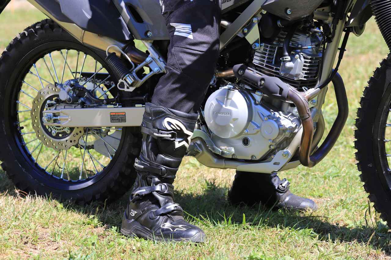 画像1: 快適性と走破性を両立したカワサキ「KLX230 SHERPA」はダートでもとことん遊べる一台だ！【オフロード・インプレッション】
