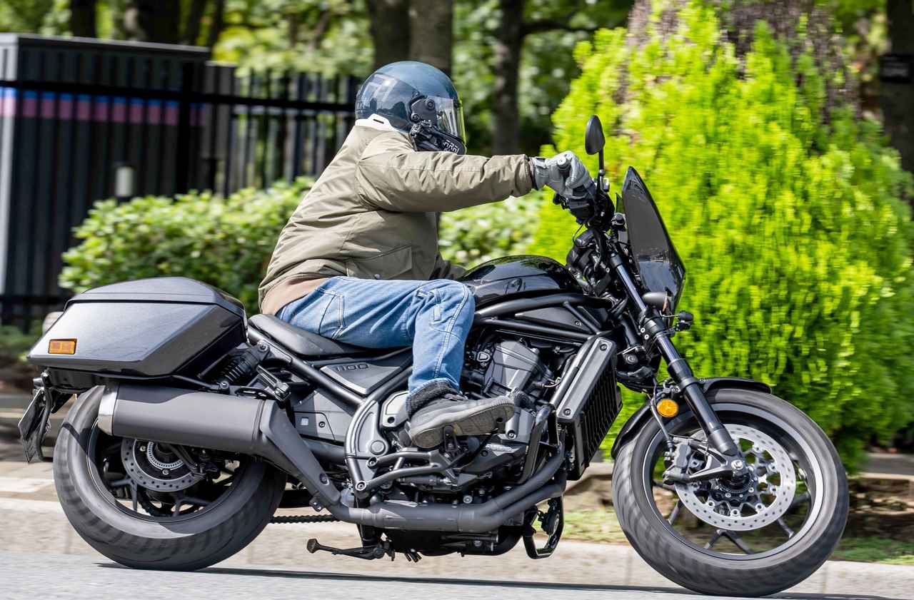 画像: ▲腰部分に裾が重なり、パンツとの隙間をつくらない。前傾姿勢になるスーパースポーツモデルにも対応した長さにしたという。