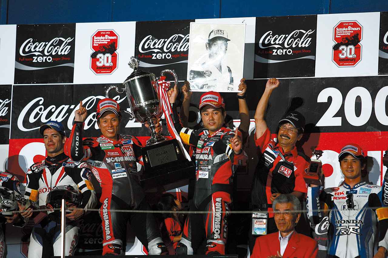 画像: 加藤さんがヨシムラのチーム監督に就任した2007年。2台体制で参戦した鈴鹿8耐では、#34号車の加賀山就臣・秋吉耕佑組が完璧な走りで27年ぶりの優勝を果たした。