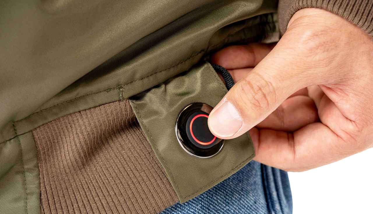 画像: ▲グローブしている状態でも押しやすい大型のスイッチを採用。ジャケットの中にしまえるので、デザイン性は損なわれない。