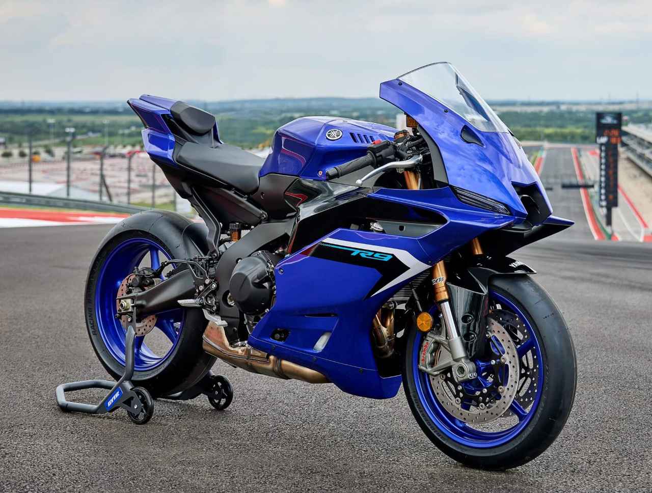 画像: YAMAHA YZF-R9 ABS 2026年モデル 総排気量:890cc エンジン形式:水冷4ストDOHC4バルブ並列3気筒 シート高:830mm 車両重量:195kg 発売日:2025年10月30日(木) 税込価格:149万6000円