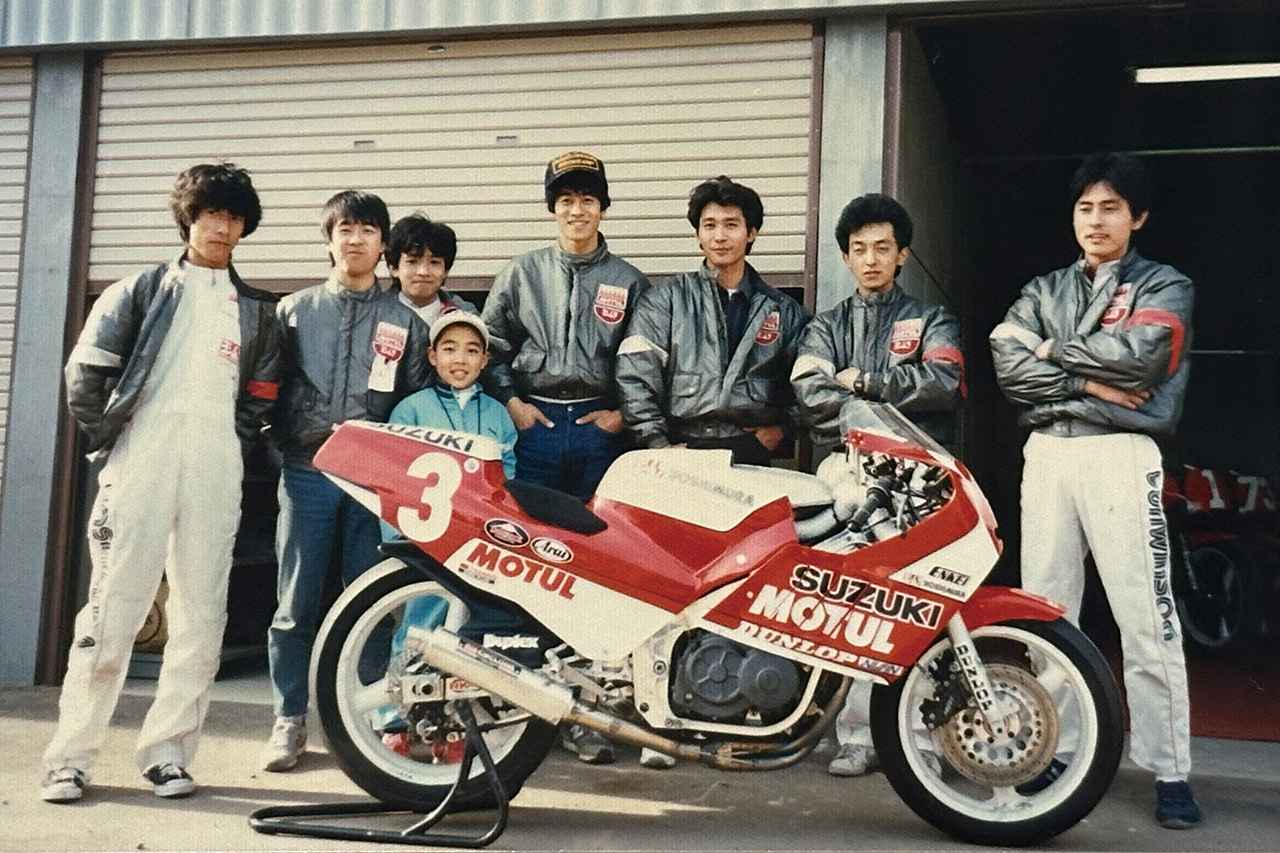 画像: ▲1986年、GSX-R400のF3レーサーと記念撮影。中央の帽子をかぶった背の高い男性が辻本さん、その右隣が竹中さん。手前の青い服の少年は現ヨシムラ社長の加藤陽平さん。