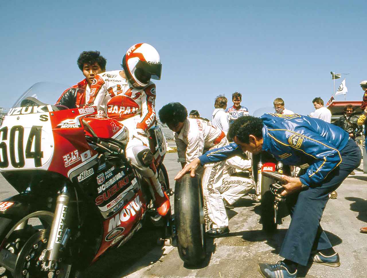 画像: ▲GSX-R750(1986年)加藤昇平ゆかりの日の丸ツナギをまとった辻本は、デイトナ初挑戦にもかかわらず、まったく物怖じしない走りを披露した。