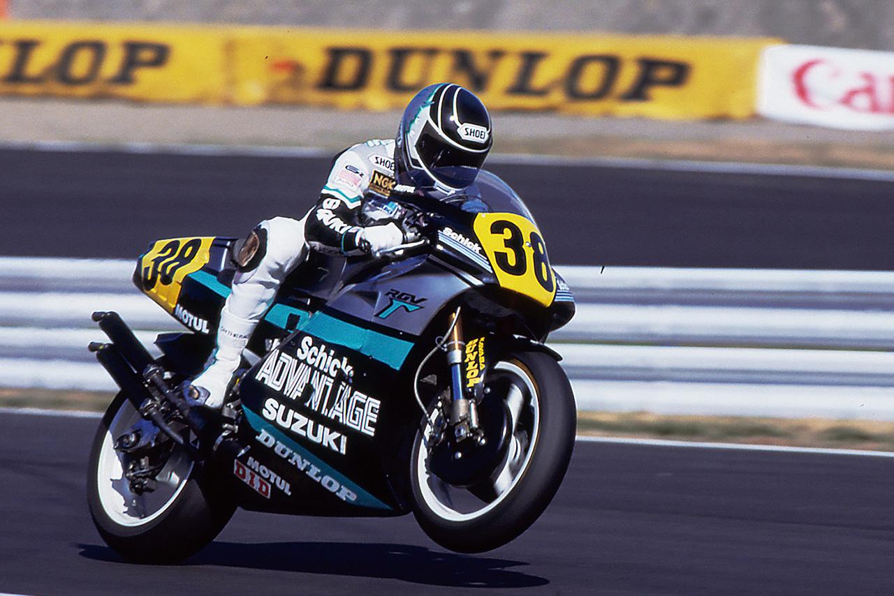 画像: ▲「終わったことに興味がない」という樋渡さんは、レーサー時代のトロフィーや写真はすべて整理してしまい、POPさんとの写真も一枚も持っていないという。写真はスズキワークスライダー時代の貴重な一枚。