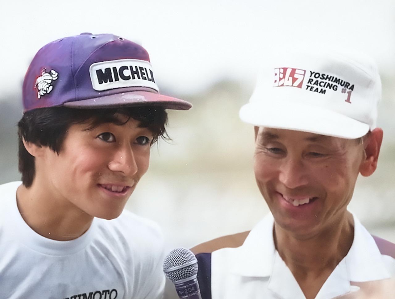画像: ▲1985年、POP吉村氏とともにTT-F1の勝利者インタビューを受ける辻本氏。トップチェッカーを受けると帽子を振り回して喜ぶオヤジさんの笑顔が忘れられないそうだ。