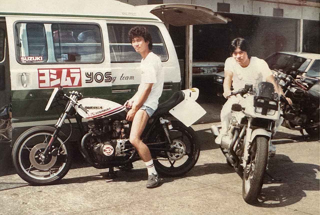 画像: ▲左はGS450(並列2気筒)ベースのレーサーにまたがる竹中さん。バイクに乗るのも大好きで、後に筑波サーキットでTT-F1マシンをテスト走行したこともある。右のGSX1100Sは同僚の愛車。