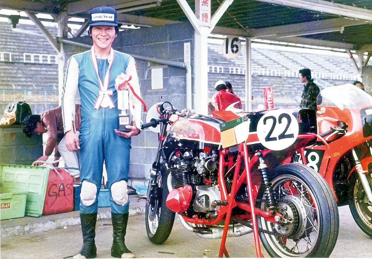 画像: ▲1977年、浅川さん初レースの写真。マシンはカワサキZ2で、エンジンはヨシムラチューン。そのライディング技術から、浅川さんはテストライダーにも起用された。