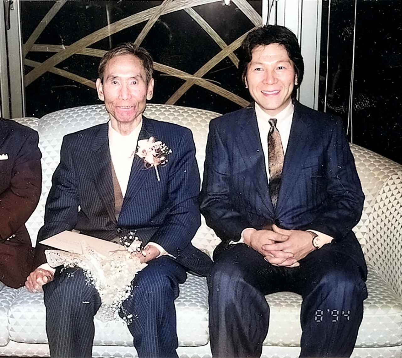 画像: ▲AMAスーパースポーツでヨシムラがチャンピオンに輝いた1994年8月。表彰式にPOP吉村氏とともに出席する浅川さん。