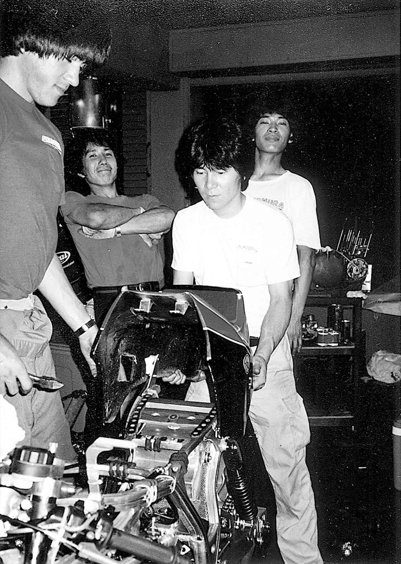 画像: ▲整備作業に励む浅川さん。「どっちかと言うと、僕もオヤジさんも耐久レースよりスプリントが好きでした。理由? 2人とも短気だから(苦笑)」とは浅川さんの弁。