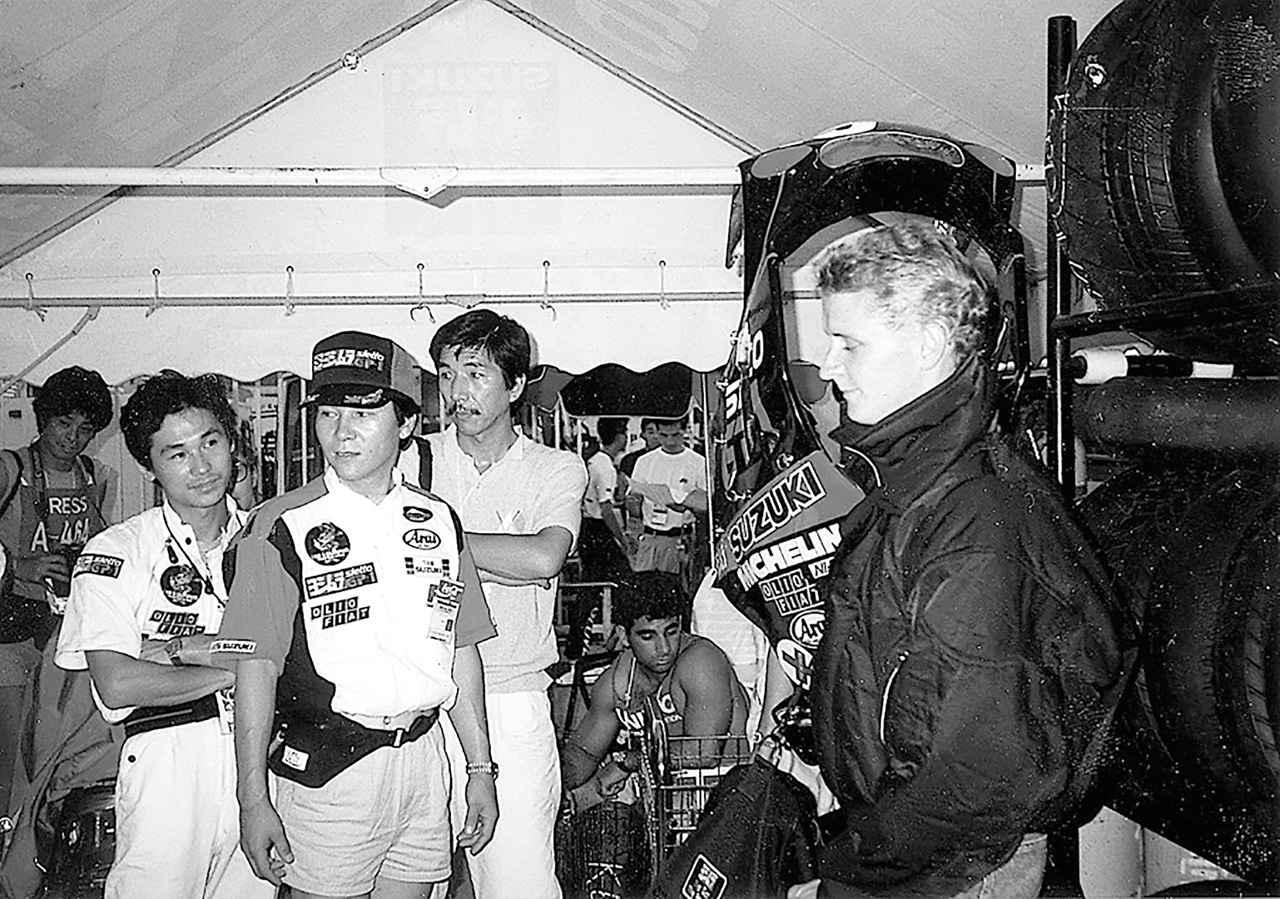 画像: ▲1987年鈴鹿8耐。大島行弥/K.シュワンツ(写真右)組は予選は3位だったが、決勝序盤でリタイア。そしてG.グッドフェロー/高吉克朗が最終盤のまさかの転倒で2位と、悲喜交々な大会だった。