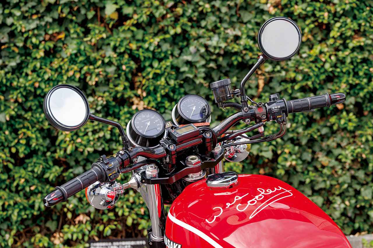 画像: フォークブラケットKIT（25万3000円）は、19インチのフロントホイールに合わせたオフセット量（52.5mm）にすることで軽快なハンドリングと、高い安定性を両立。ハンドルポストは硬質ラバーを介したフローティングマウントで、微振動も吸収してくれる。