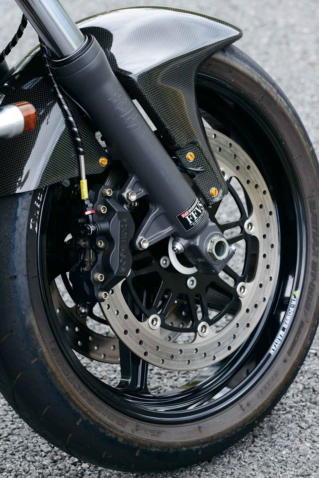 画像: ビトーR&D製のマグネシウム鍛造ホイールにGSX-R600用ローターとキャリパーを装着。正立フロントフォークもGSX-R600用だが、フォーク全長を伸ばし、ディメンションを最適化。あえて倒立フォークにしなかったのが1135Rの性格を決定づけたといえる。