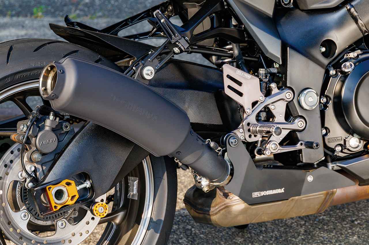 画像: アルミ製サイレンサーの独自形状は1980年代、GSX1000Sレーサーに装着されたものと同デザインで、バナナ管の愛称で人気となったチタンSlip-On B-77サイクロン(13万2000円)を装着。このマシンに装着されるBlack Editionは開発中のもの。