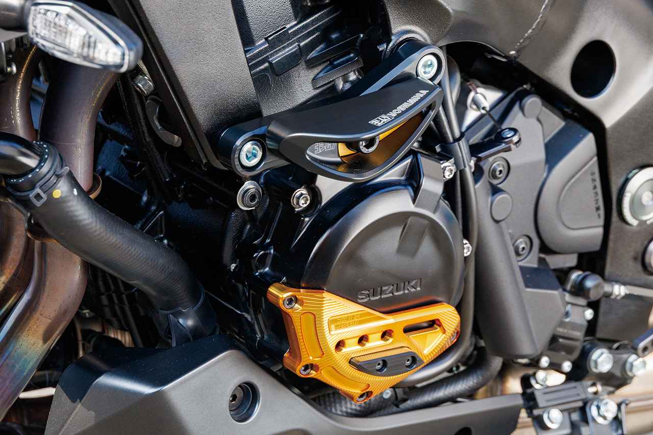 画像: エンジンケースガードKITジェネレーターカバー(2万4200円)をはじめ各部には「PRO SHIELD」ブランドのパーツを装着。アルミカバーと樹脂ガードの組み合わせでエンジンまわりを保護してくれる。