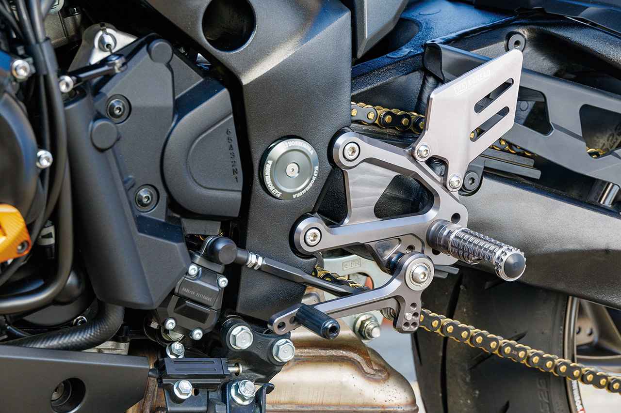 画像: 5つのポジションから好みの位置に設定可能なステップKIT X-TREAD(8万3600円)。ペダルの先端もシフト側で3ポジション、ブレーキ側で2ポジションから位置調整が可能。