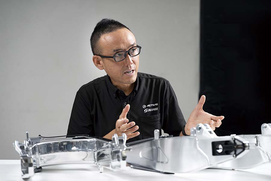 画像: ▲アクティブ・開発部の福田哲史さん。「お客さまに最良の製品をお届けしたいという思いと、コストとのバランスを取るのがいつも悩ましいです」と言うが、スイングアームは自身を持ってお勧めできると胸を張る。