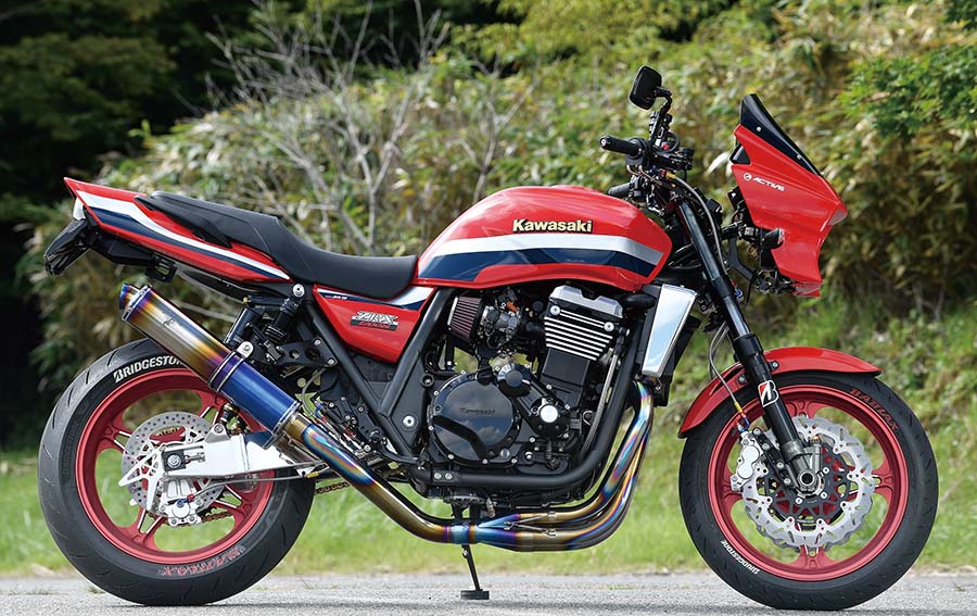 画像: ▲2024 ACTIVE ZRX1200 DAEG/'24年に発売した口の字スイングアームは、同年の東京モーターサイクルショーでもDAEGに装着されてお披露目。コンサバティブなデザインも、コンセプトはプレスフォーミングと同じ流れにあるバリエーションモデルだという。
