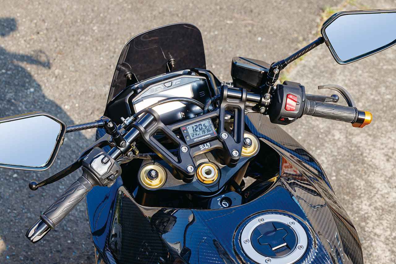 画像: セパレートハンドルのような見た目のハンドルKITも開発中。トップブリッジ中央にPRO-GRESS2マルチテンプメーター(1万4520円)を配置できるのも、ハンドルまわりをすっきりさせたい人に嬉しい配慮。