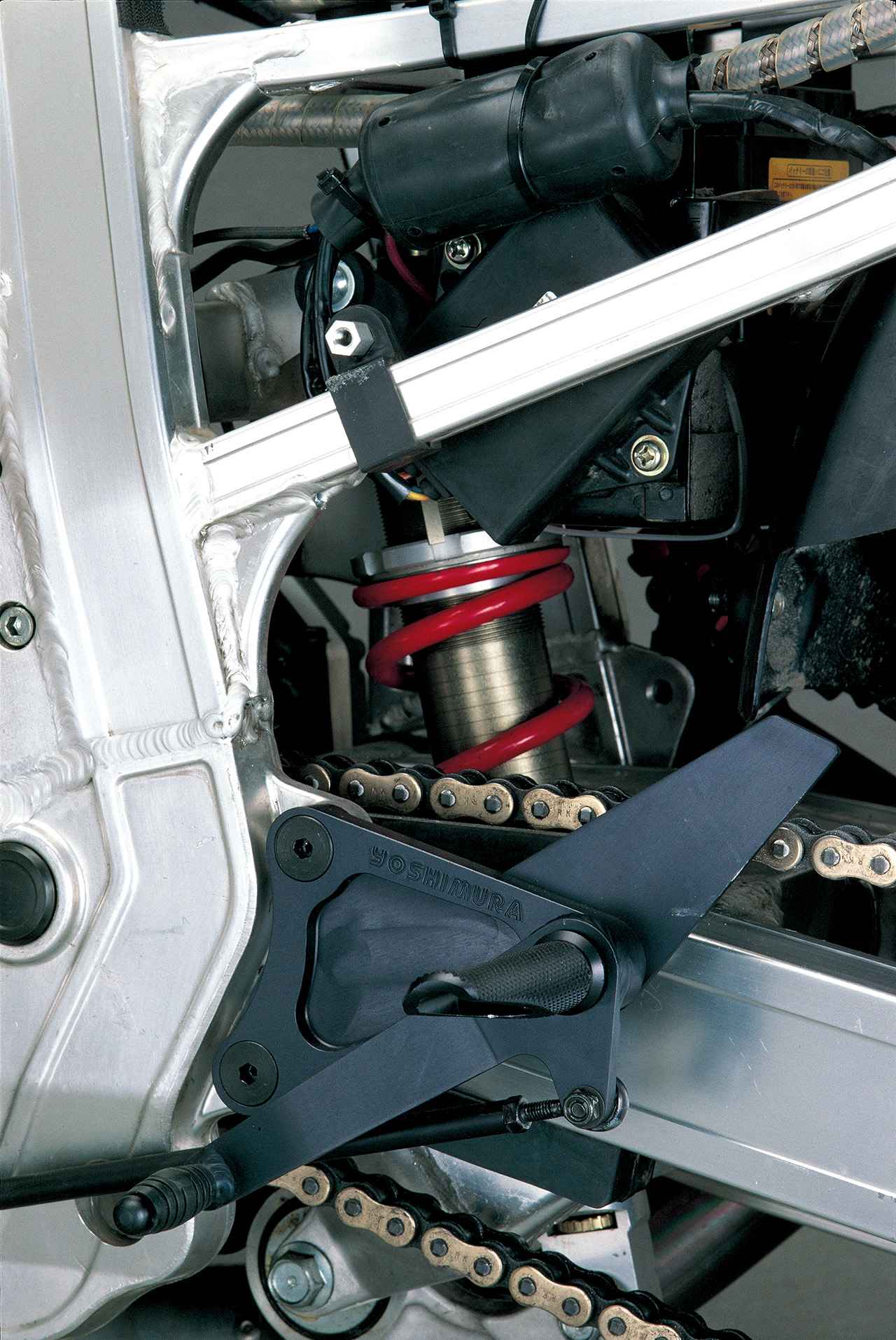 画像: リアショックはアルミから削り出したというショーワのレース用で、プリロードと伸縮両減衰力可変式。リアショックはレース用のスペシャルパーツとして50万円弱で限定販売されていたそう。