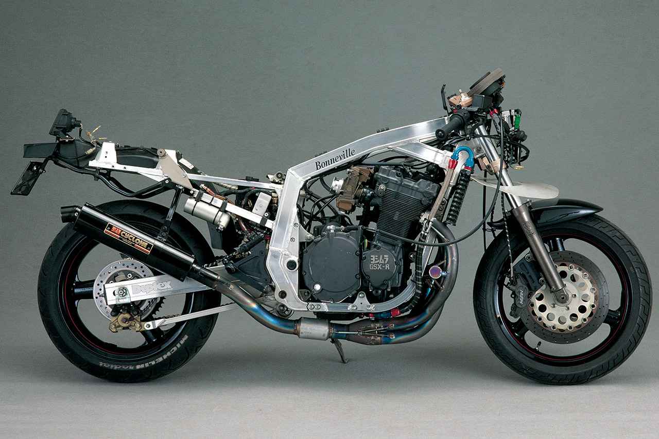 画像: ベースモデルは1987年型のGSX-R1100だ。“ヨシムラGSX-R”のロゴが入るタイミングカバーや、中央の盛り上がった部分に“ヨシムラ”の文字が刻まれたスタータークラッチカバーは、レーサーから外して取り付けたものだ。