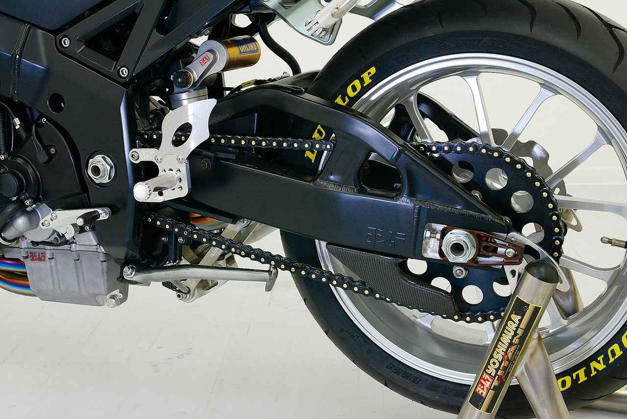 画像: スイングアームには、トルネードS-1の専用パーツをブラック仕上げにして使用。AFAMのスプロケットやRKのチェーンもブラック仕上げで統一するなど、カラーコーディネイトが感じられる。